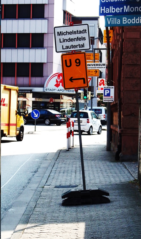 20.8.2018 HessenMobil-Schild auf Gehweg B460